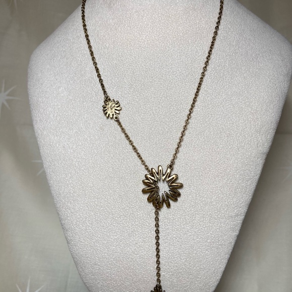 Lucky gold tone flower slip necklace - Picture 3 of 3